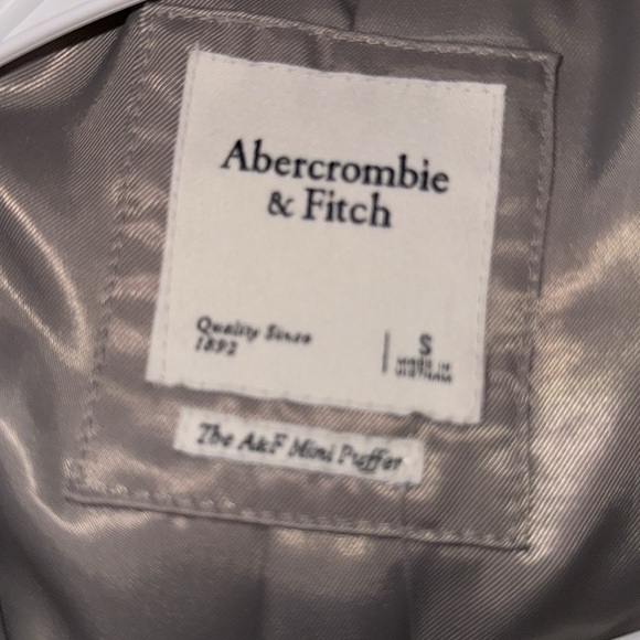 The Abercrombie Mini Puffer🩶 - Picture 4 of 4